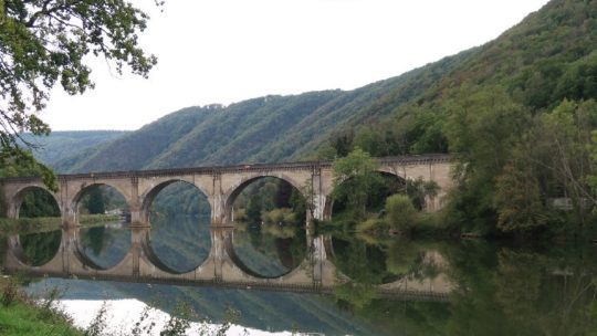 Flussaufwärts weiter